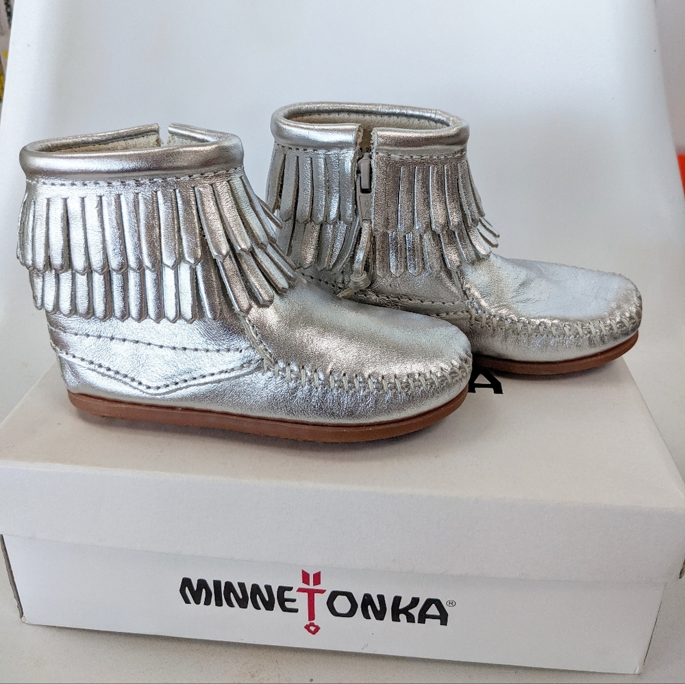 NIB Minnetonka Girls Aria Leather Silver Booties Size 8